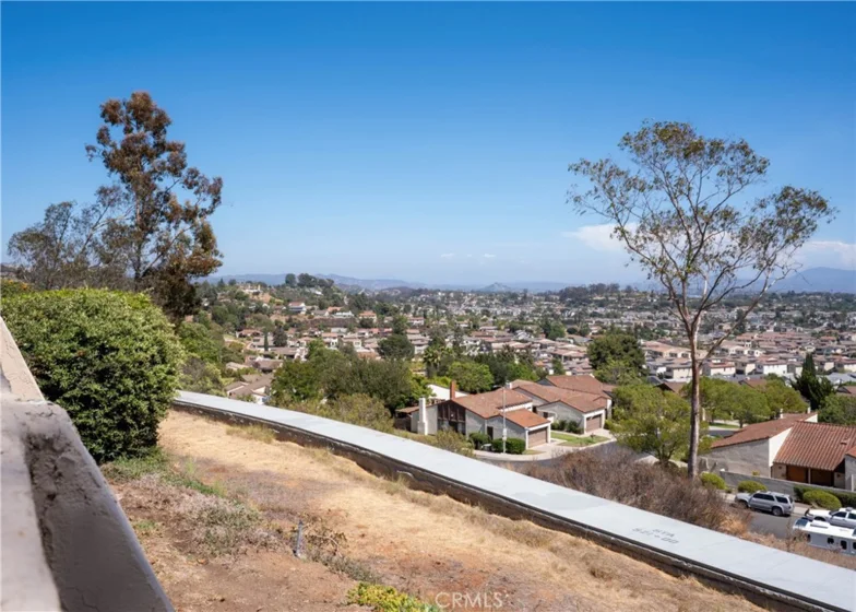 2055 Earl Glen photo 4