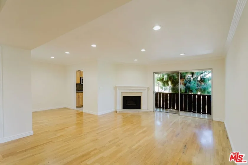 14980 Victory Boulevard #201 photo 2
