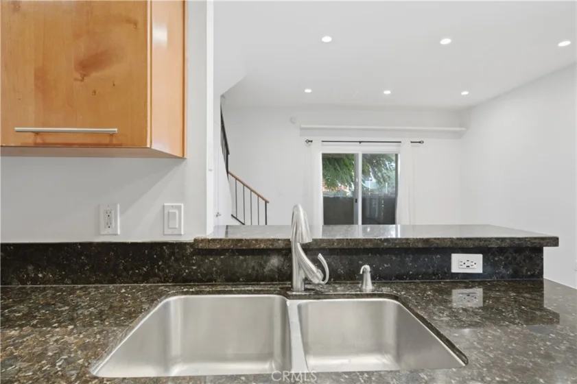 1554 N Hobart #2 photo 3