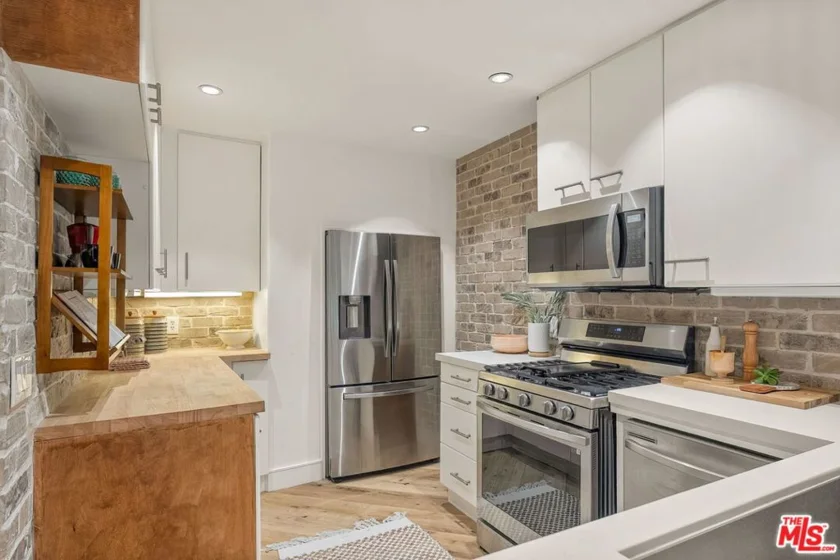1160 Granville Avenue #104 photo 5