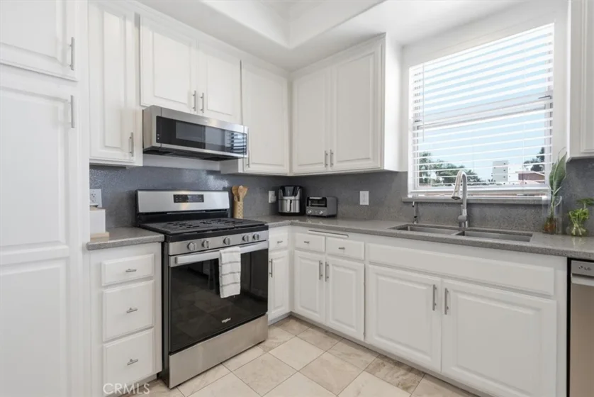 10790 Rose Avenue photo 22