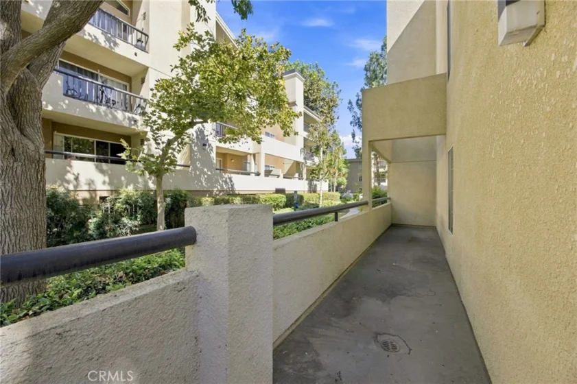 21400 Burbank #106 photo 13