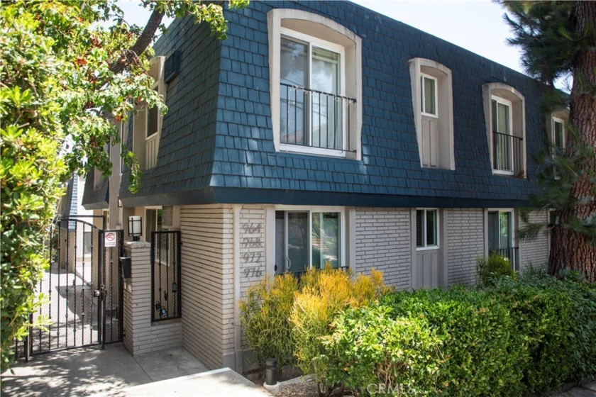 976 Larrabee #231 photo 1