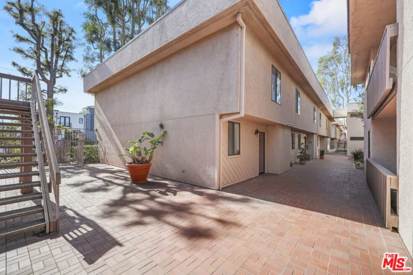 15207 Magnolia Boulevard #116 photo 1