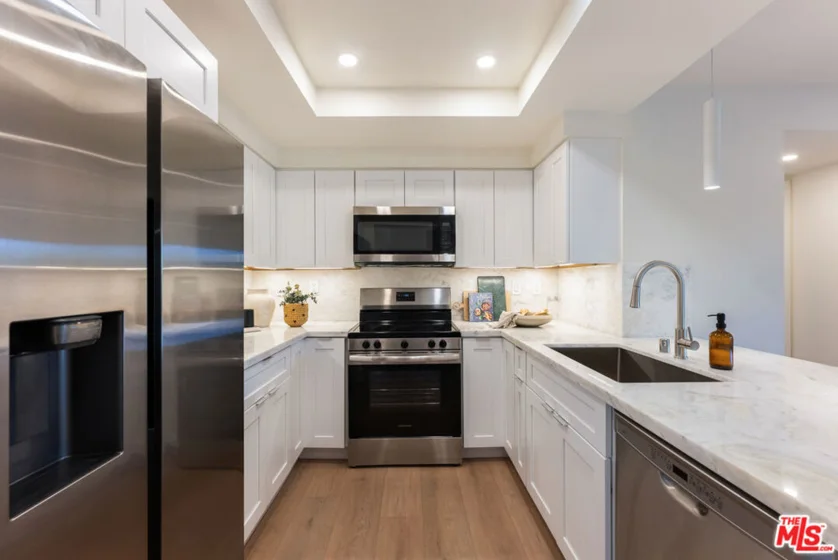 5800 Owensmouth Avenue #76 photo 4