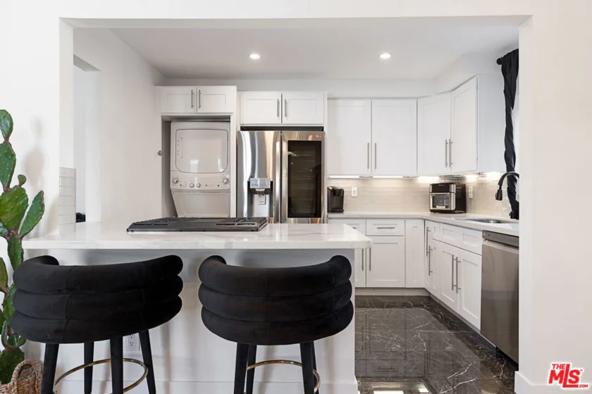 14735 Victory Boulevard #12 photo 1