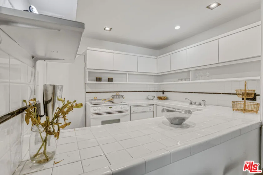 10433 Wilshire Boulevard #808 photo 38