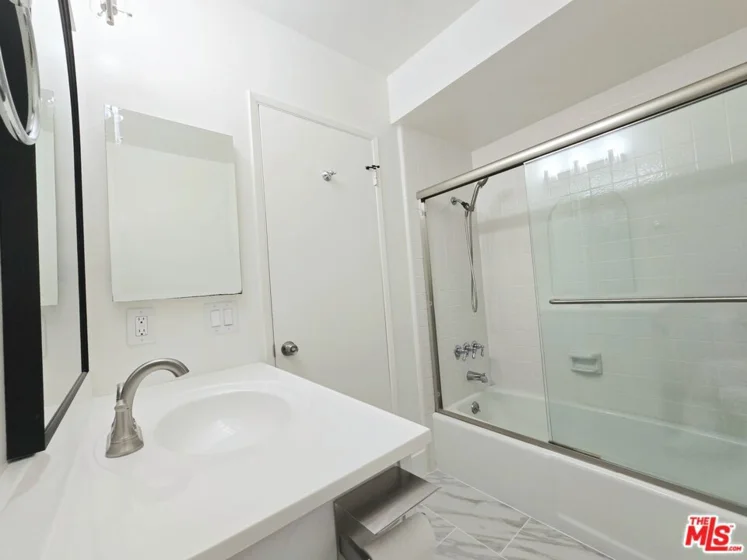 1262 S Barrington Avenue #204 photo 15