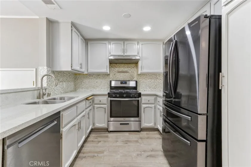 9600 Sylmar Avenue #19 photo 12