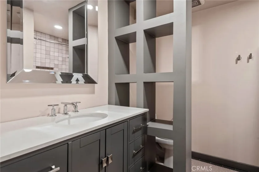 4425 Whitsett Avenue #210 photo 31