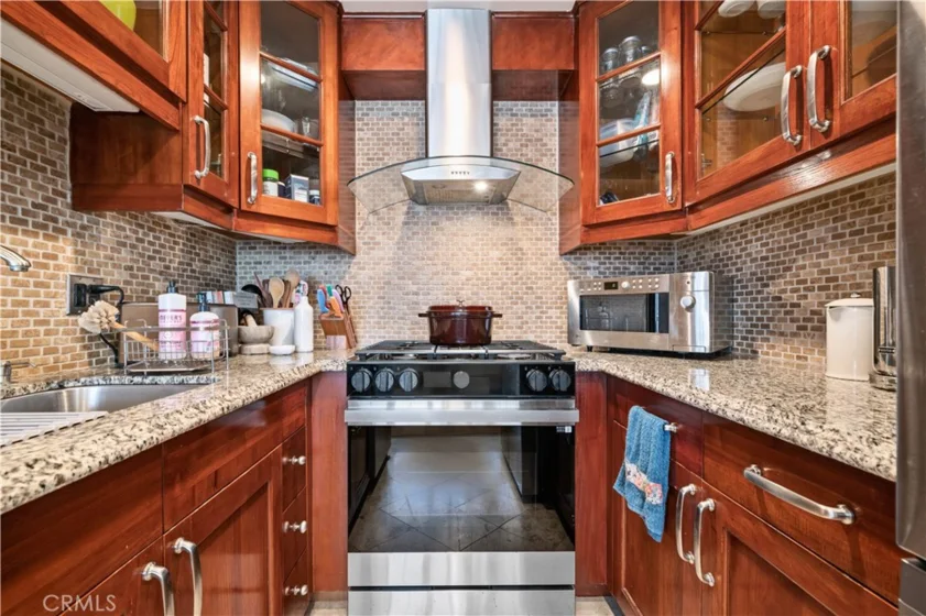 1154 S Barrington Avenue #213 photo 4