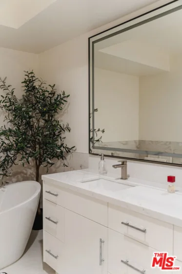 121 N Almont Drive #304 photo 39