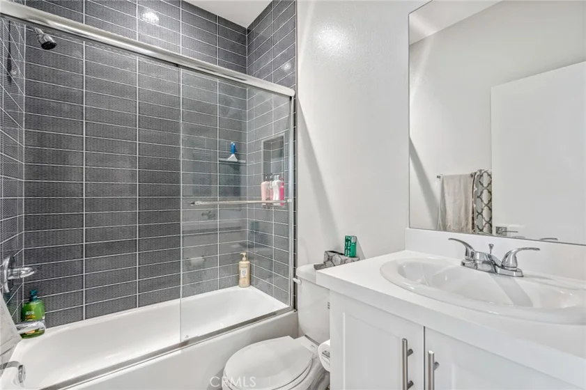 149 E Knox photo 13
