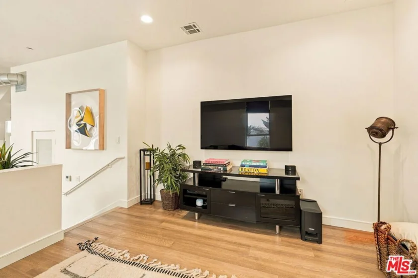 8703 W West Knoll Drive #104 photo 9