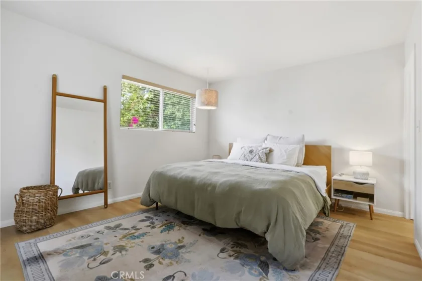2147 N Beachwood #4 photo 5
