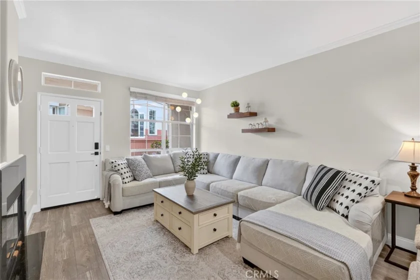 1027 S Stresa photo 3