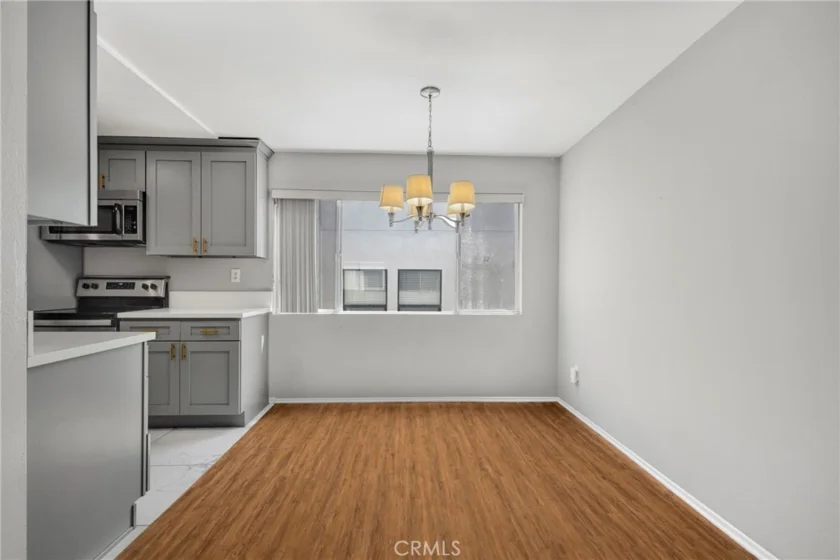 12801 Moorpark Street #303 photo 6