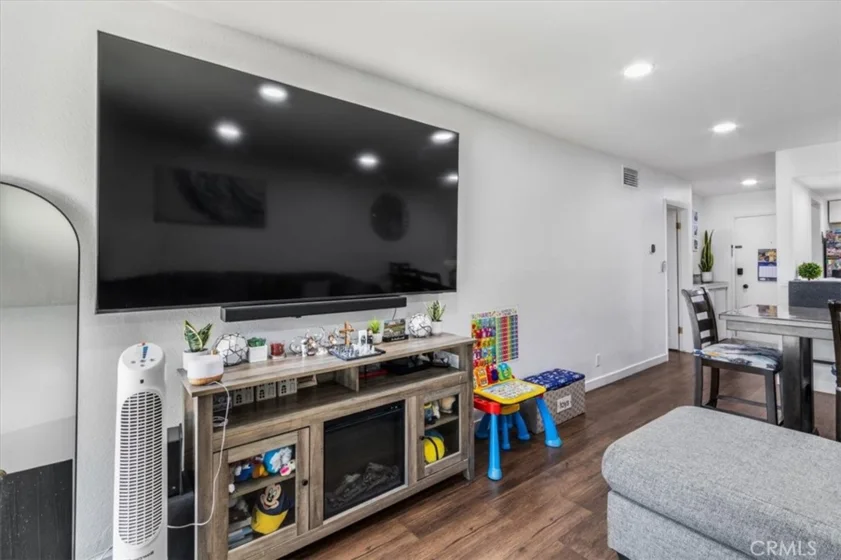 278 N Wilshire #129 photo 17