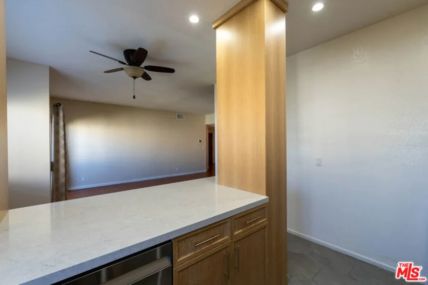 5135 Zelzah Avenue #305 photo 18