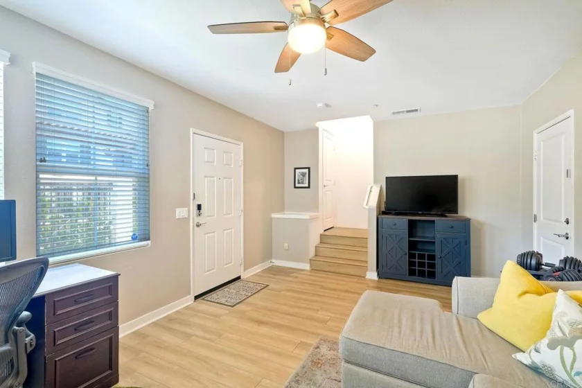 437 Carina Glen photo 7
