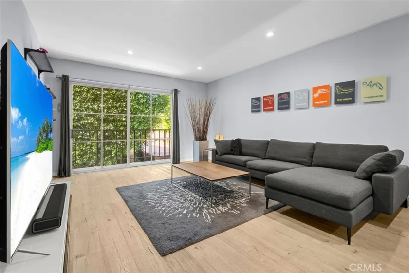 1045 N Kings #107 photo 2