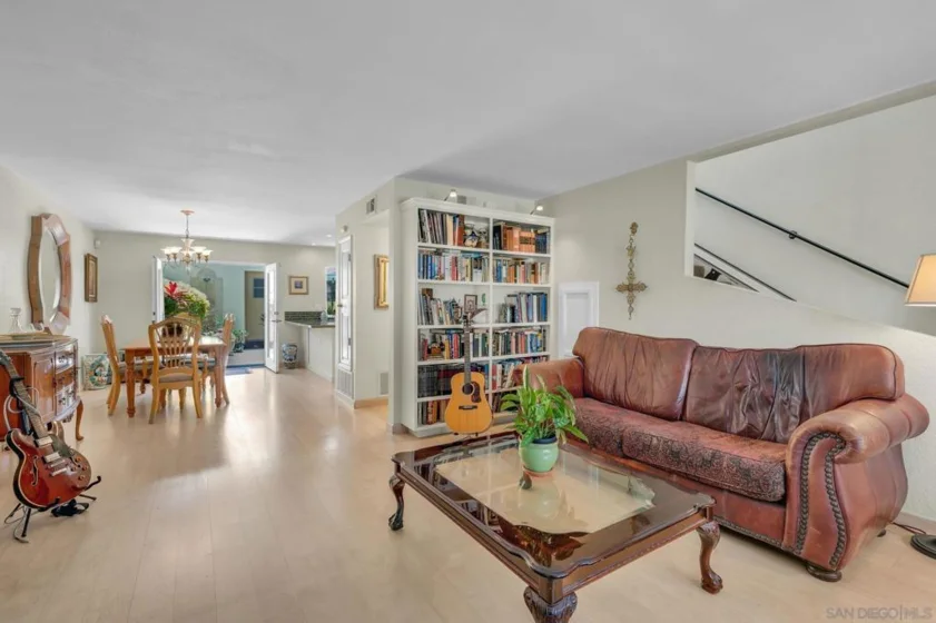 255 Daisy Avenue photo 10