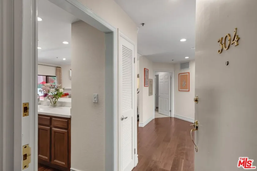 1722 Malcolm Avenue #304 photo 2