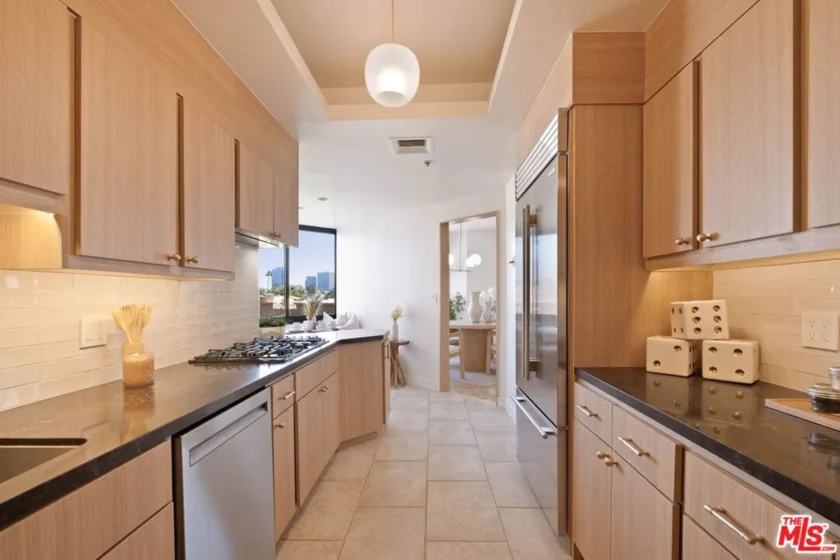 10560 Wilshire Boulevard #404 photo 20