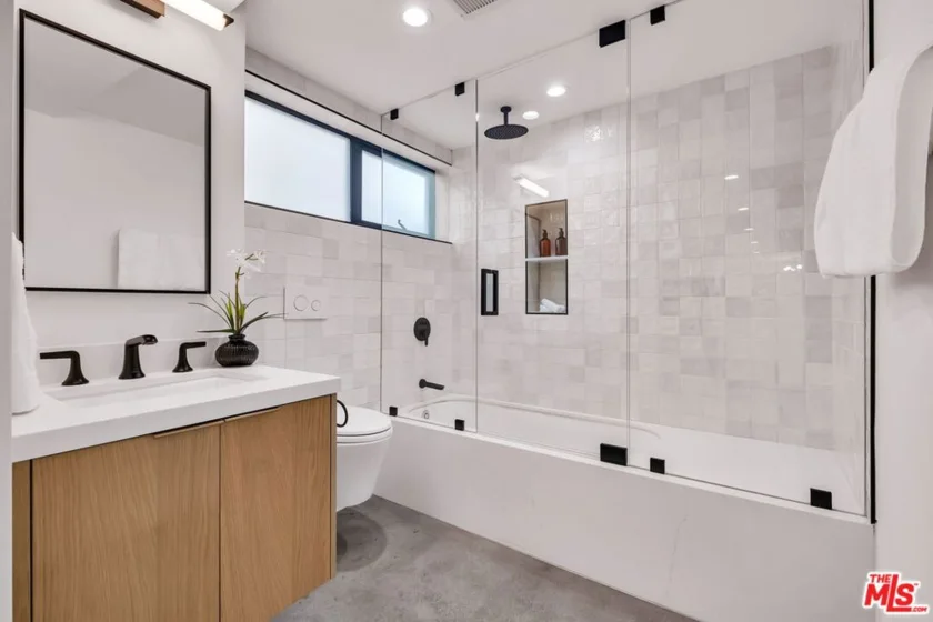 611 Broadway Street photo 8