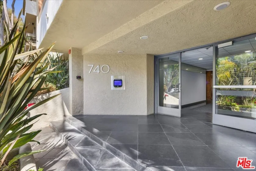 740 N Kings Road #114 photo 2