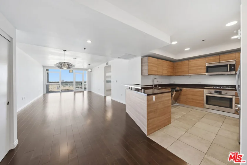 3785 Wilshire Boulevard #1607 photo 2