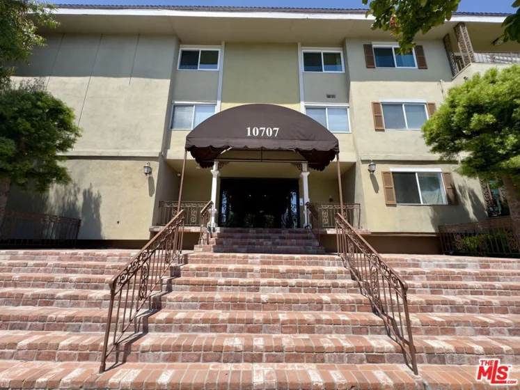 10707 Camarillo Street #206 photo 1
