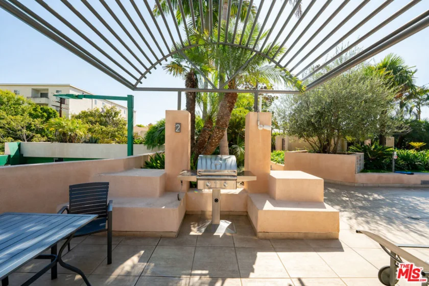 10490 Wilshire Boulevard #1402 photo 32
