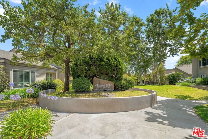 32 Village Parkway photo 3