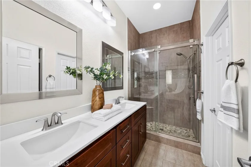 2256 Clark photo 37
