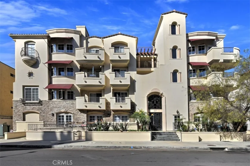 4237 Longridge Avenue #305 photo 1