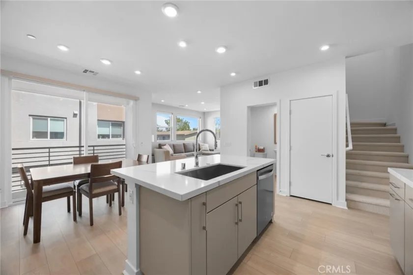 669 S Lyon Street photo 27