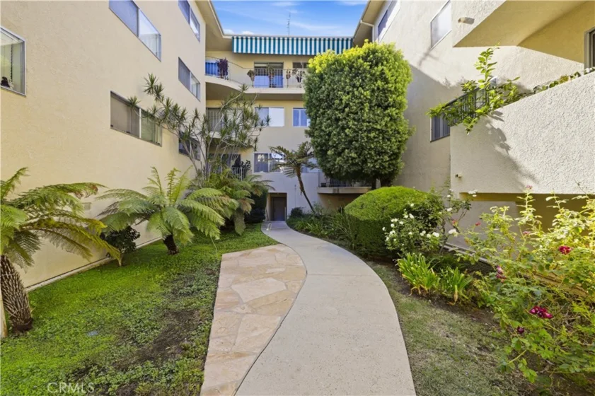 5400 Lindley Avenue #101 photo 33