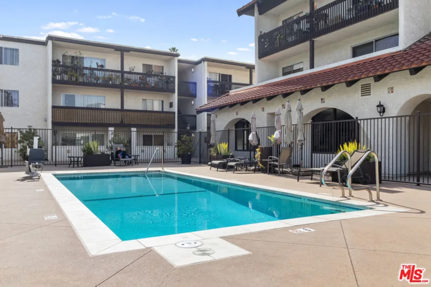 5334 Lindley Avenue #340 photo 3