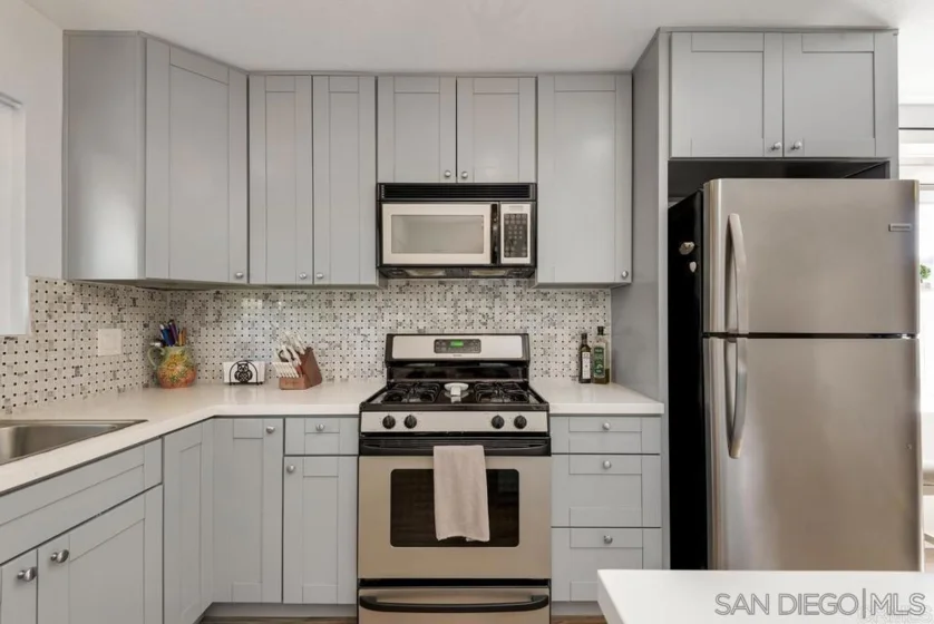 810 E Washington #A photo 2