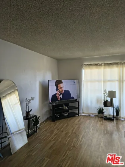 855 Victor Avenue #305 photo 2