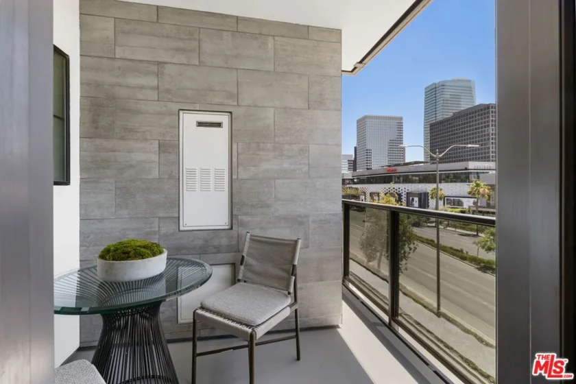 10269 Santa Monica Boulevard photo 3