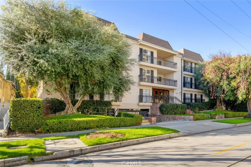 15248 Dickens Street #303 photo 1