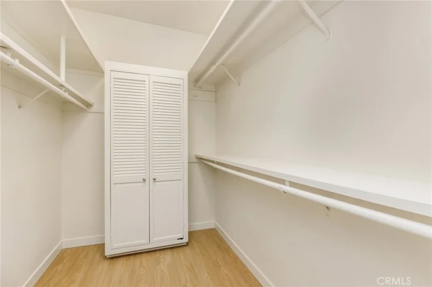 5216 Yarmouth Avenue #105 photo 19