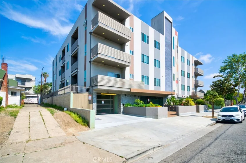 820 S Wilton Place #304 photo 2