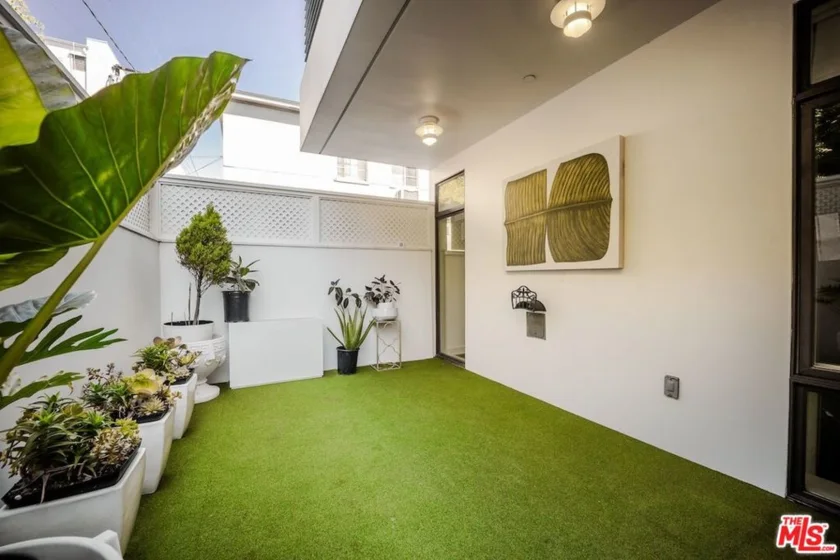 447 N Doheny Drive #104 photo 23