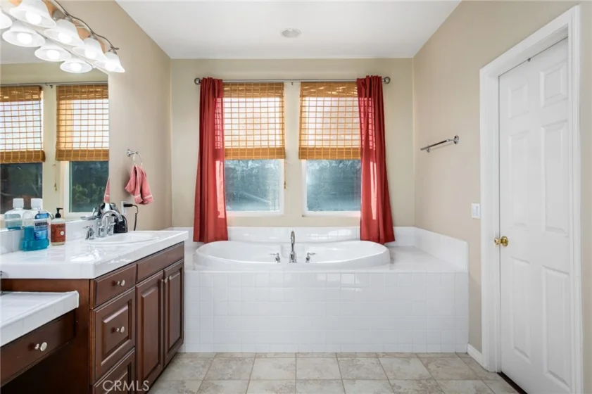 22862 Montanya photo 31