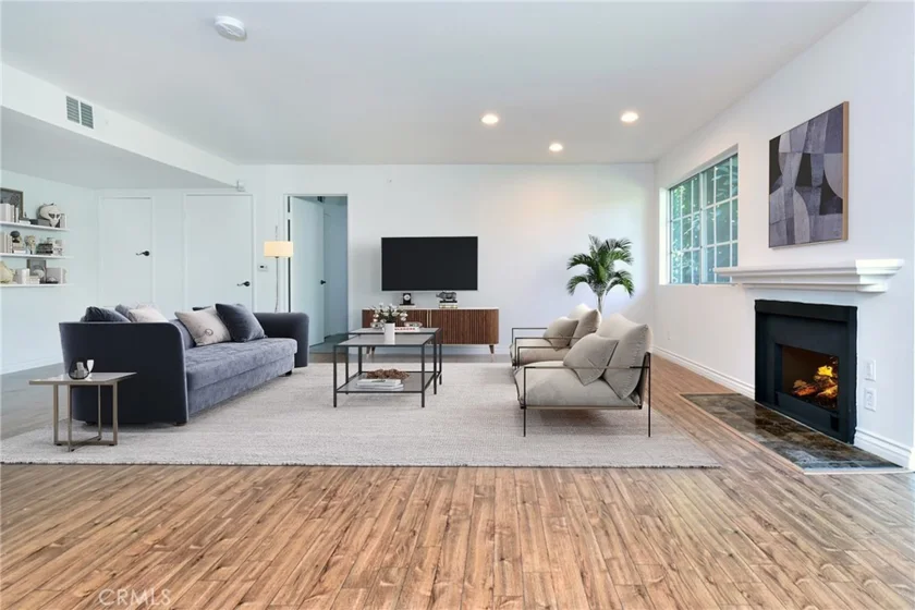 4249 Longridge Avenue #109 photo 1