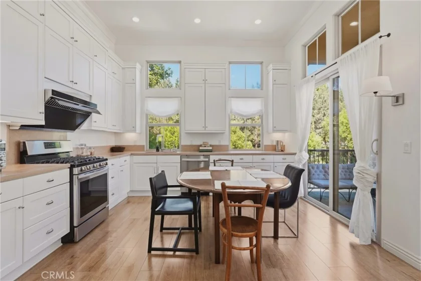 240 Mayfair photo 3