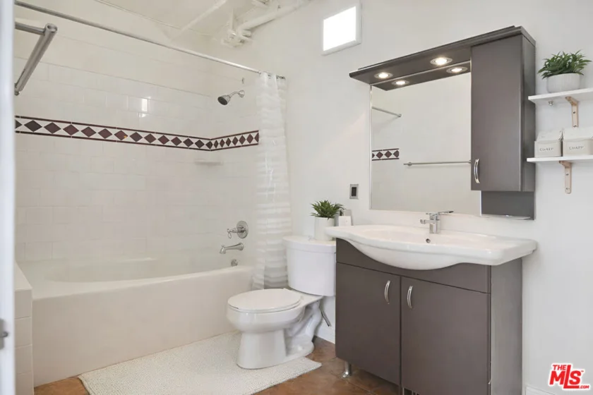 215 W 7th Street #907 photo 8